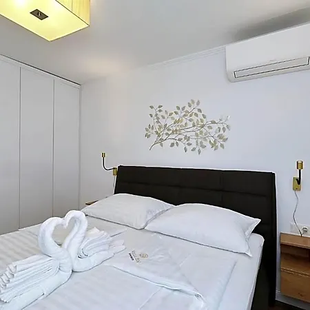 Apartahotel Tin 4*